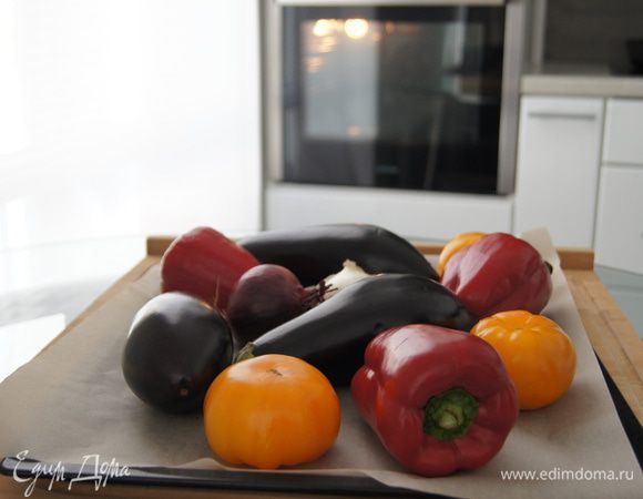 Овощи обсушить, выложить на противень. Кожуру с овощей не снимать.