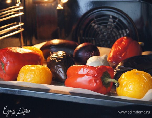 Выпекать в духовке 40 минут, пока овощи не станут мягкими. 