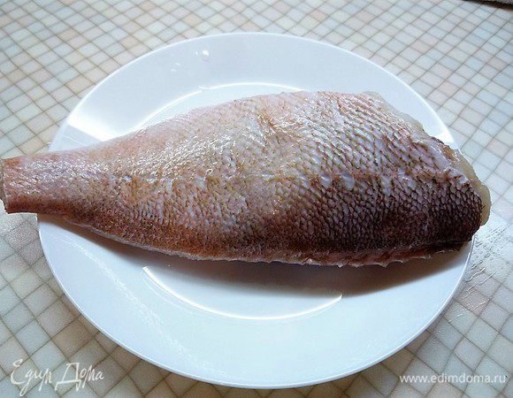 Морского окуня очищаем, срезаем хвост и плавники.