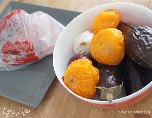 Немного дать остыть овощам. Снять кожуру с овощей. Перцы поместить остывать в полиэтиленовый пакет, это облегчит в дальнейшем снятие кожуры. 