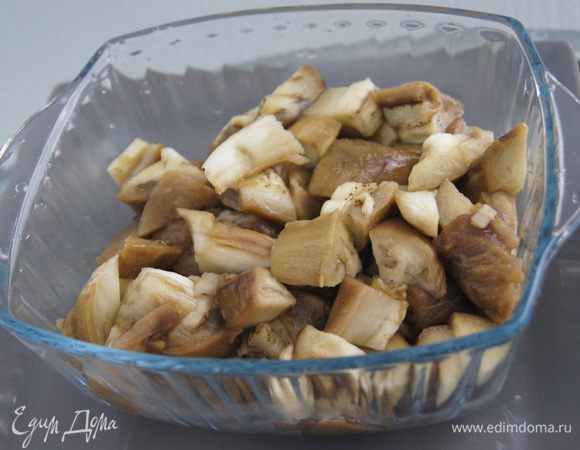 Нарезаем очищенные от кожуры баклажаны крупными кусками.