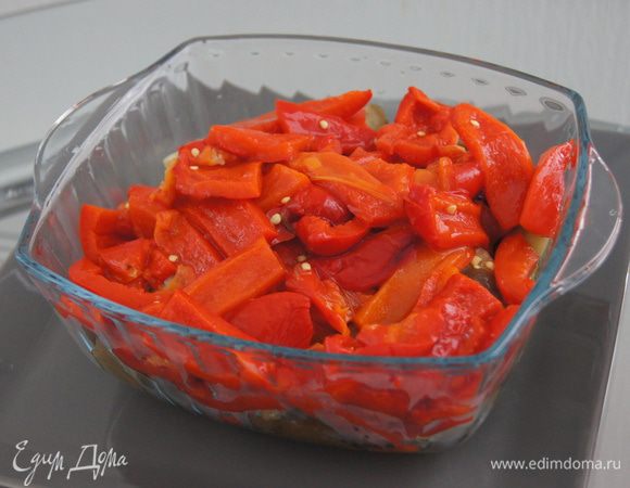 Очищенные от кожуры перцы также нарезаем на крупные куски.