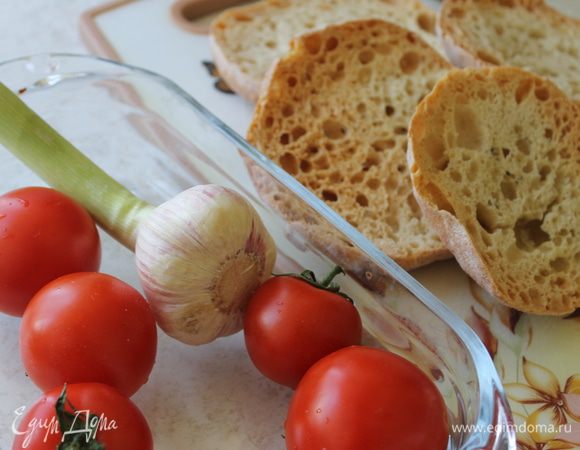 Для приготовления пантумаки возьмите две чиабатты или белый хлеб хорошего качества. Нарежьте чиабатту ломтиками, положите в духовку и подсушите до румяных краюшек. Хлеб можно приготовить заранее и хранить достаточно длительное время.