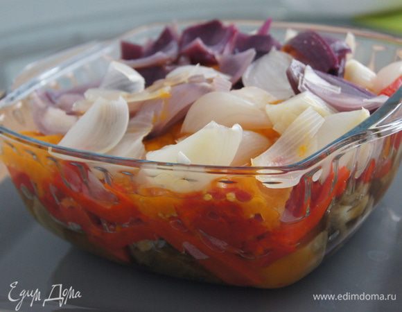 Очищаем от шелухи лук. Нарезаем его на дольки и добавляем к овощам.