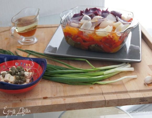 Готовим заправку. Соединяем 5 столовых ложек оливкового масла, 1 столовую ложку белого винного уксуса, соль, перец. Нарезаем мелко пучок зеленого лука. Добавляем фету и каперсы.