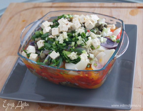 Мелко нарезать или выдавить с помощью пресса чеснок.