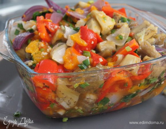 Добавить к овощам мелко нарезанный зеленый лук, фету, каперсы и заправку, перемешать и наслаждаться этим прекрасным блюдом каталонской кухни. Эскаливада хороша как самостоятельное блюдо в холодном и горячем виде или как гарнир к мясу или рыбе.