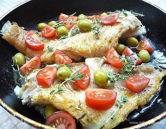 Добавляем листики свежего тимьяна, накрываем крышкой и тушим в течение 10-12 минут.