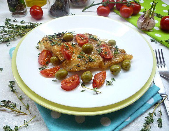 Подаем на стол, посыпав листиками свежего тимьяна и по желанию полив рыбу лимонным соком. Приятного аппетита!