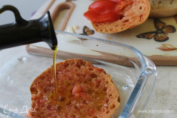Полейте каждый подготовленный ломтик хлеба оливковым маслом, посыпьте крупной морской солью.