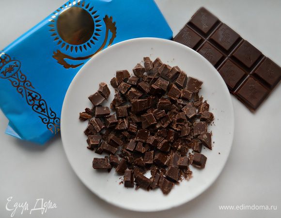 Шоколад разломайте на мелкие кусочки.
