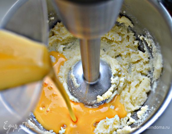 Размягченное масло взбейте с сахаром. В отдельной емкости взбейте яйца и постепенно вмешайте во взбитое масло с сахаром.