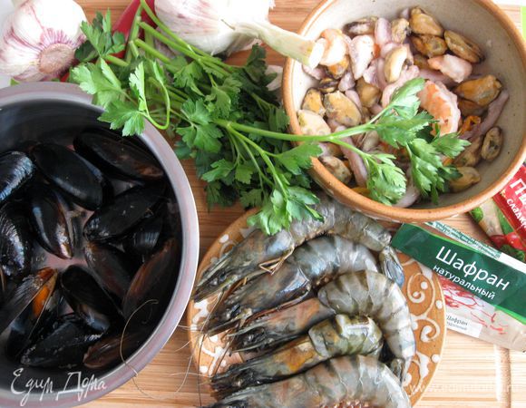 Заранее сварить рыбный бульон из головы, плавников и обрезков рыбы, добавив специи и лук, стебель сельдерея. Процедить. Поскольку рыбный бульон соленый, будьте аккуратны при добавлении соли в блюдо при приготовлении. Приготовить необходимые морепродукты. Чеснок почистить.