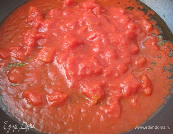 На сковородку помещаем пассату. Решила ей воспользоваться, так как сейчас не сезон помидоров, продаются, в основном, парниковые, и пассата в этом случае лучше подходит для блюда. Немного прогреть. В отдельной кастрюльке должен слегка кипеть на минимальном огне бульон. Он скоро понадобится.