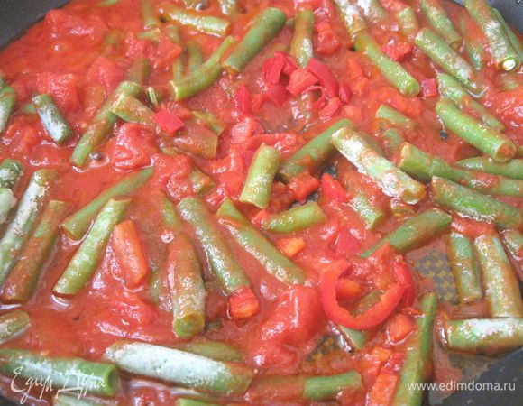 Затем очередь зеленой фасоли в стручках (у меня здесь замороженная фасоль), она готовится быстрее, чем свежая. Помещаем ее к пассате. Туда же отправляем порезанный на кусочки перчик чили (без семян). Через одну-две минуты можно приступать к следующему шагу.