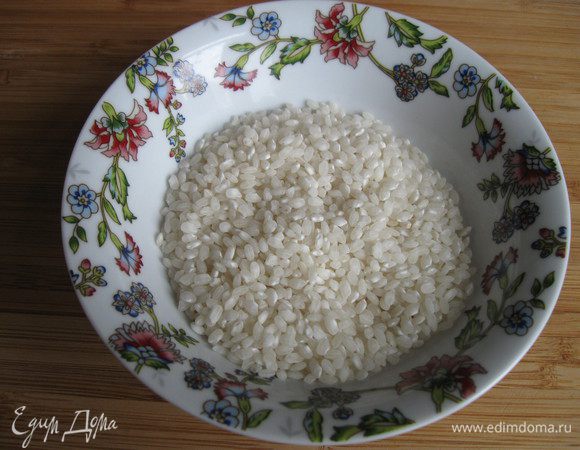 Пару слов о рисе. Рис Бомба (Bomba rice) — испанский сорт риса, выращиваемый в природном парке Альбуфера в Валенсии. Ценится этот рис очень высоко, так как требует особых условий при выращивании. В отличие от других сортов круглозерного риса (в том числе испанских), он после приготовления остается рассыпчатым, а не клейким. Он способен впитывать бульона в 3 раза больше своего объема и большое количество аромата. Он считается лучшим для приготовления паэльи. Именно с ним и будем готовить нашу паэлью. Рис не мыть!