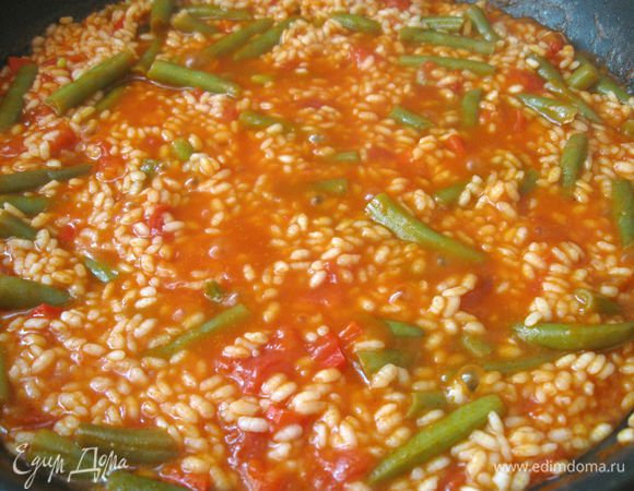 Рис впитает большое количество бульона, может, вам потребуется по ходу дела добавить еще бульон.