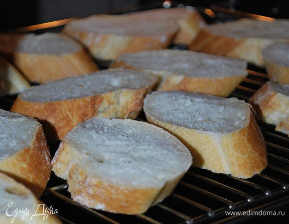 Хлеб не обжариваем в масле, как это многие делают. А только подсушиваем, кому как удобней, на сковороде, на гриле или в духовке. Я подсушиваю в духовке до хрустящей корочки.