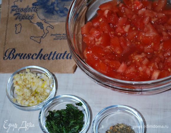Подготавливаем начинку. Режем помидоры, чеснок и базилик.