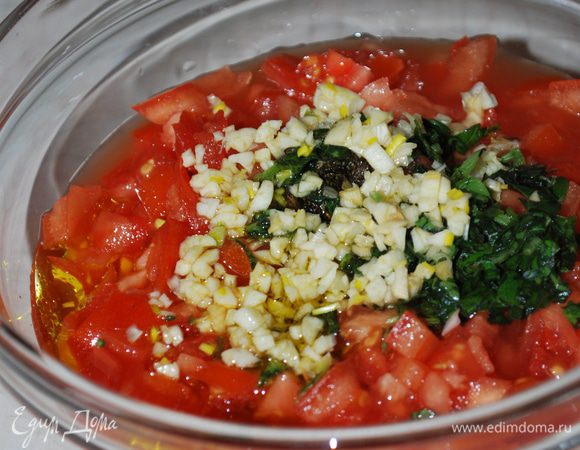 К начинке добавляем столовую ложку оливкового масла и чесночное масло. Я еще добавила щепотку специй Bruschettata, можно обойтись и без специй. Аромат и вкус масел и свежего базилика самодостаточен. 