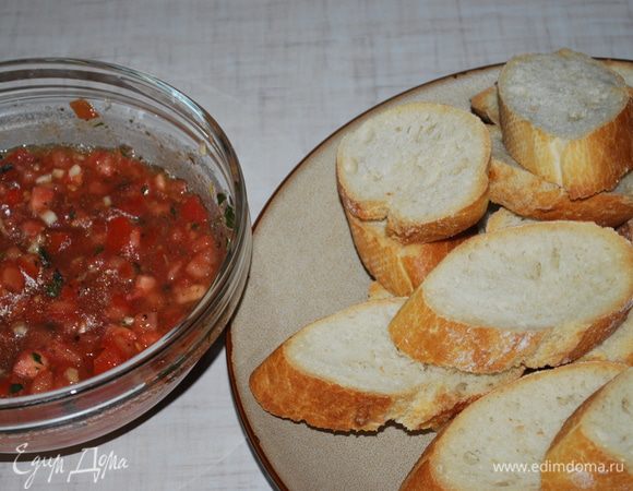 На подсушенный хлеб кладем начинку, брускетта готова. Быстро, просто и очень вкусно.