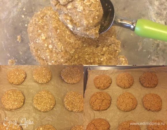 Из получившейся массы сформировать шарики. Выложить на противень, слегка придавить. Выпекать 20 минут. Готовое печенье полностью остудить на решетке.