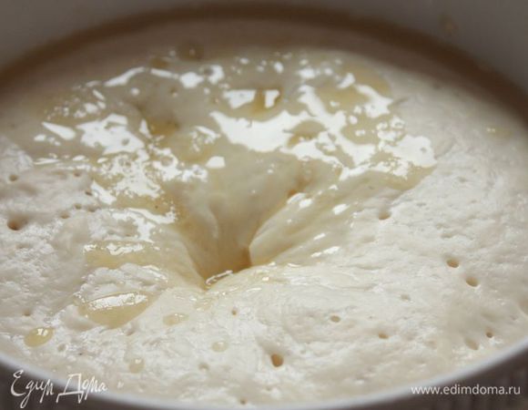 Для начала поставим опару: размешаем в теплом молоке сахар и дрожжи и смешаем с мукой. Опара получается достаточно густая, поставьте ее в теплое место, накройте чистым полотенцем и оставьте подходить на 40 минут. За это время она должна сильно подняться. Заранее достаньте яйцо из холодильника, чтобы оно стало комнатной температуры. Растопите сливочное масло и слегка остудите его, чтобы оно было теплым, а не горячим. Смешайте его с желтком и слегка взбейте. Влейте масляно-яичную смесь в опару.