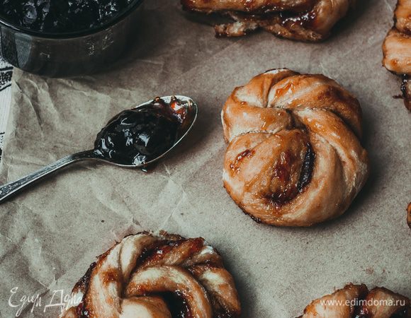 Булочки уложите на противень на небольшом расстоянии друг от друга (при выпекании они вырастут в размере). Поставьте противень с заготовками в духовку, разогретую до 160°С, выпекайте 15 минут, затем нагрев увеличьте до 180°С и выпекайте еще 10-15 минут.