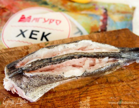 Сделать надрезы на рыбе сверху вдоль позвоночника, не доходя до хвоста 2-3 см. Брюшко при этом не прорезать.