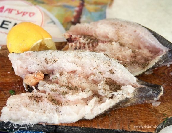 Сбрызнуть филе хека ТМ «Магуро» соком лимона. Посолить и поперчить по вкусу.
