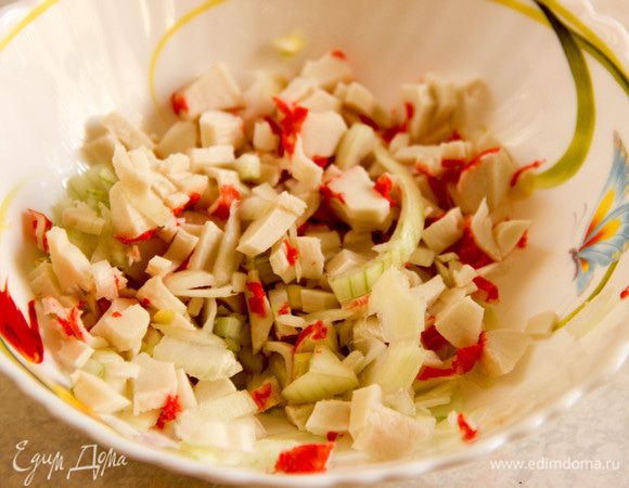Нарезать лук и крабовые палочки. Перемешать. Добавить соль и перец по вкусу, залить сливками.