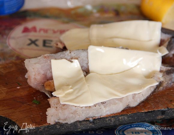 На лодочки выложить сыр моцарелла (я брала в виде пластинок).