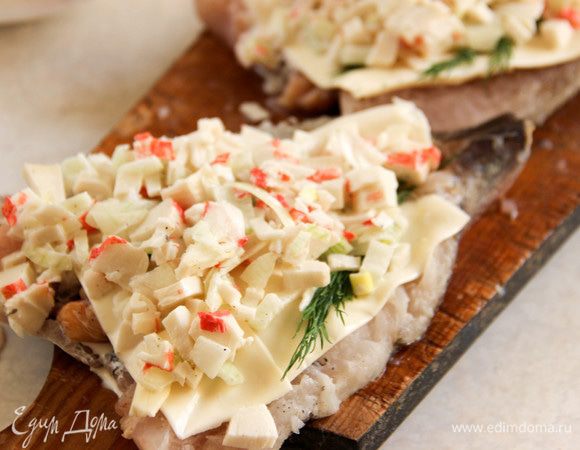 На сыр кладем веточки укропа, а затем — начинку.