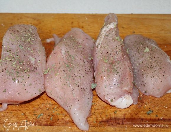 Куриные грудки посолить, поперчить, посыпать базиликом, оставить на 40 минут мариноваться.