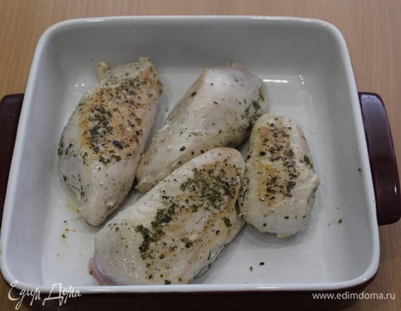 Затем грудки обжарить на смеси оливкового и чесночного масла.