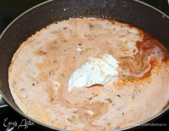 Добавить ложку творожного сыра и сливки.