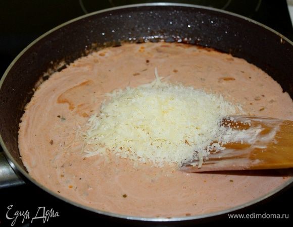 Добавить половину натертого сыра, потушить 5 минут.