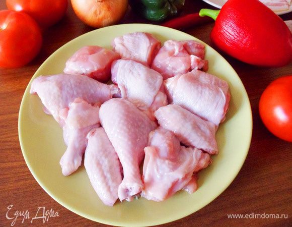 Необходимо разделать цыпленка. Вырезать хребет, а затем разделить половинки цыпленка на небольшие кусочки. Получилось около 800 граммов мяса цыпленка.