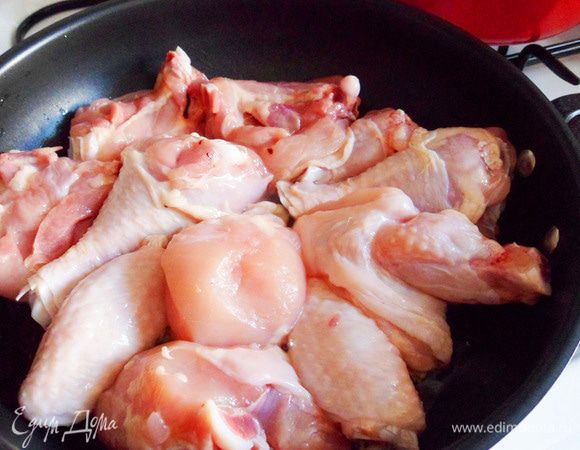 Разогреть глубокую сковороду с оливковым маслом. Кусочки цыпленка выложить на сковороду. Посолить, поперчить.