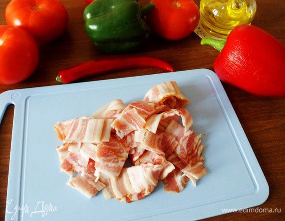 Хамон (или бекон) нарезаем на кусочки.