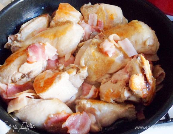 Цыпленка обжариваем до золотистой корочки, переворачиваем и накрываем крышкой. 