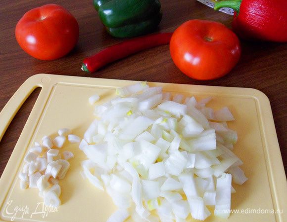 Чистим лук и чеснок. Нарезаем совершенно произвольными кусочками.