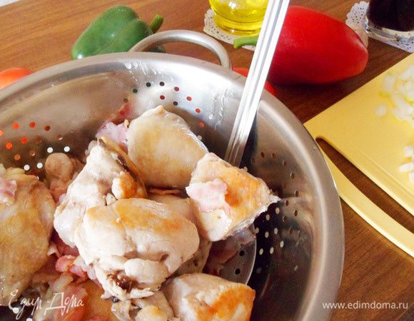 Шумовкой вынимаем цыпленка с хамоном, давая стечь маслу.