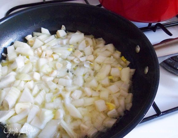 На той же сковороде обжариваем лук и чеснок.