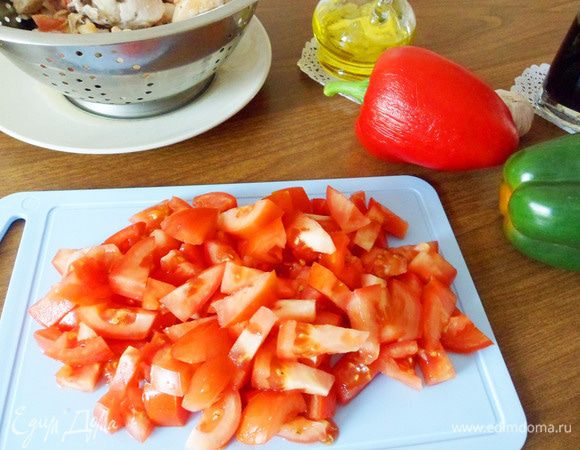 Помидоры нарезаем произвольными кусочками.