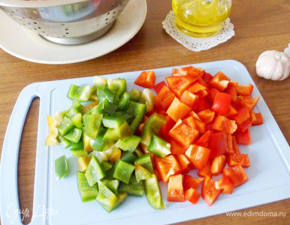 Подготовленный перец нарезаем кусочками.