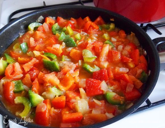 Посолить, добавить сахар, молотый перец по вкусу. Перемешать.