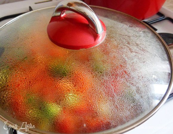 Готовить под крышкой около пяти минут.