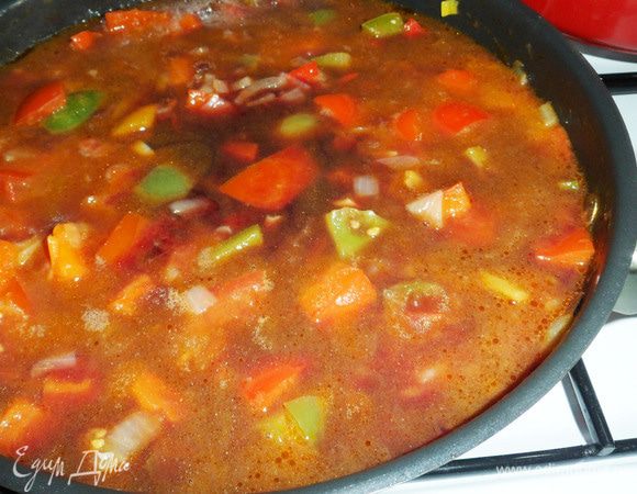 Вливаем красное сухое вино. Тщательно размешиваем.