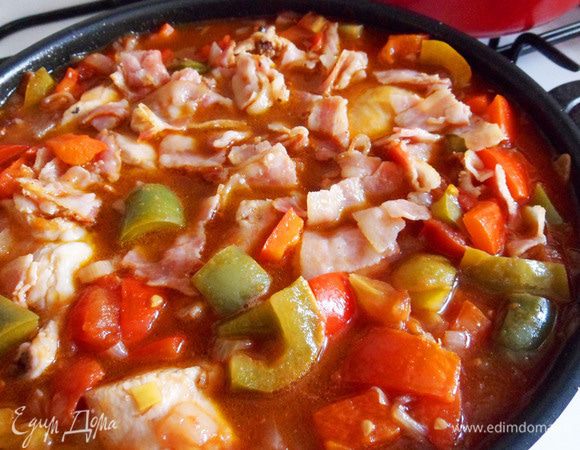 Возвращаем цыпленка с хамоном на сковороду к соусу.